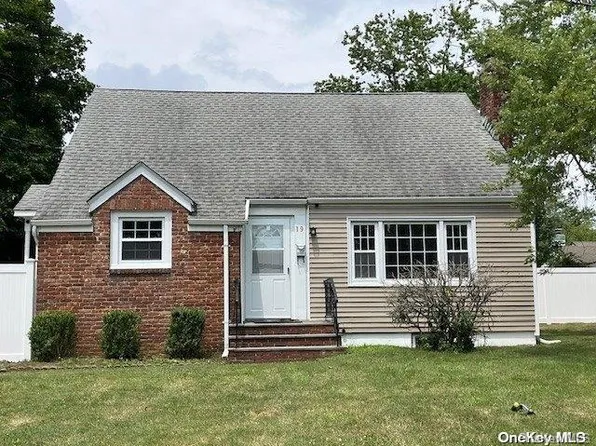 19 Oakdale Avenue, Central Islip, NY 11722