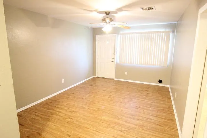 3 bed, 1.5 bath, 900 sqft, $1,195 — Photo 2