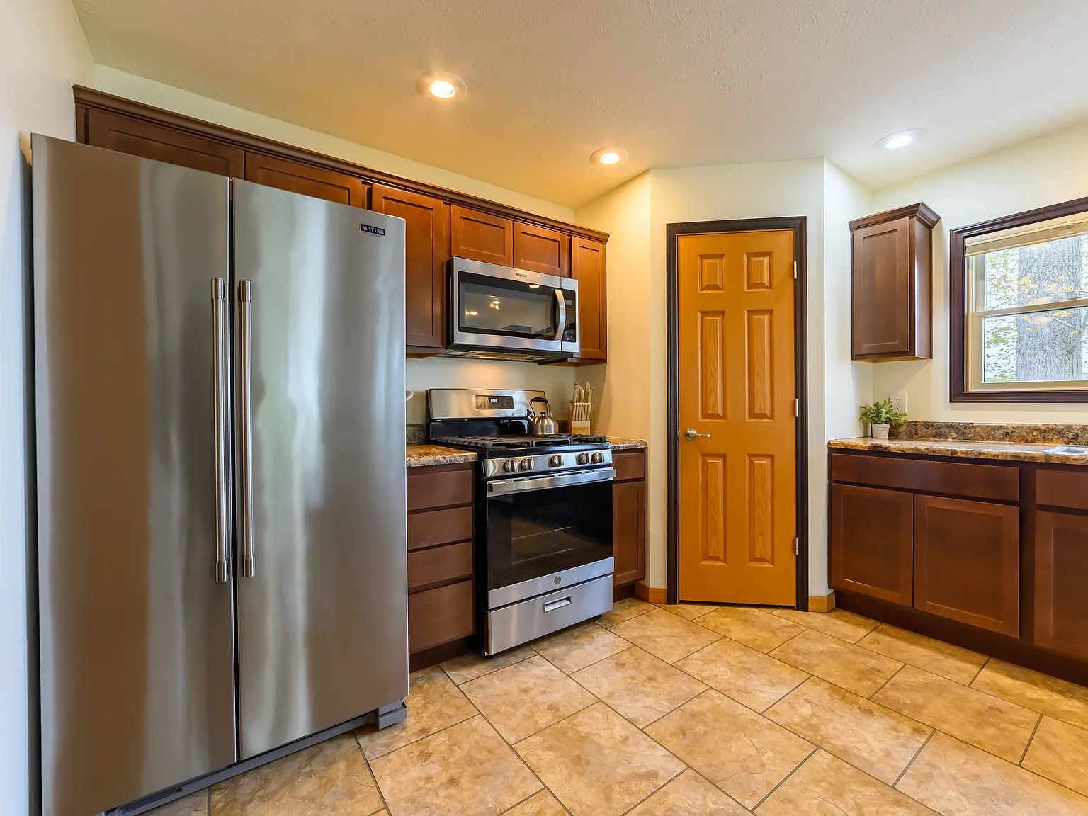 2 Bedroom, 2 Bath Furnished Lake Front Home — Photo 1