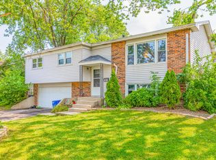7917 Apache Ln, Woodridge, IL 60517
