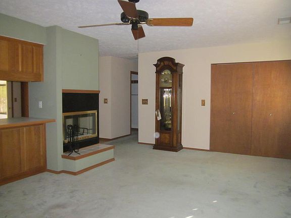 5th image of 27 Edgemont Dr