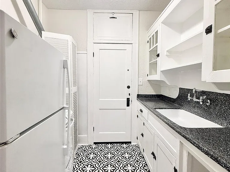 1126 Berthea St #7 — Photo 7