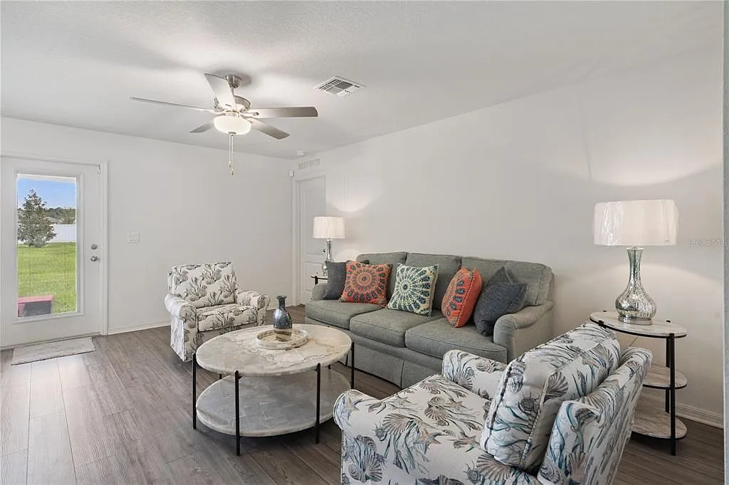 3 bed, 2.0 bath, 1401 sqft, $2,375 — Photo 4