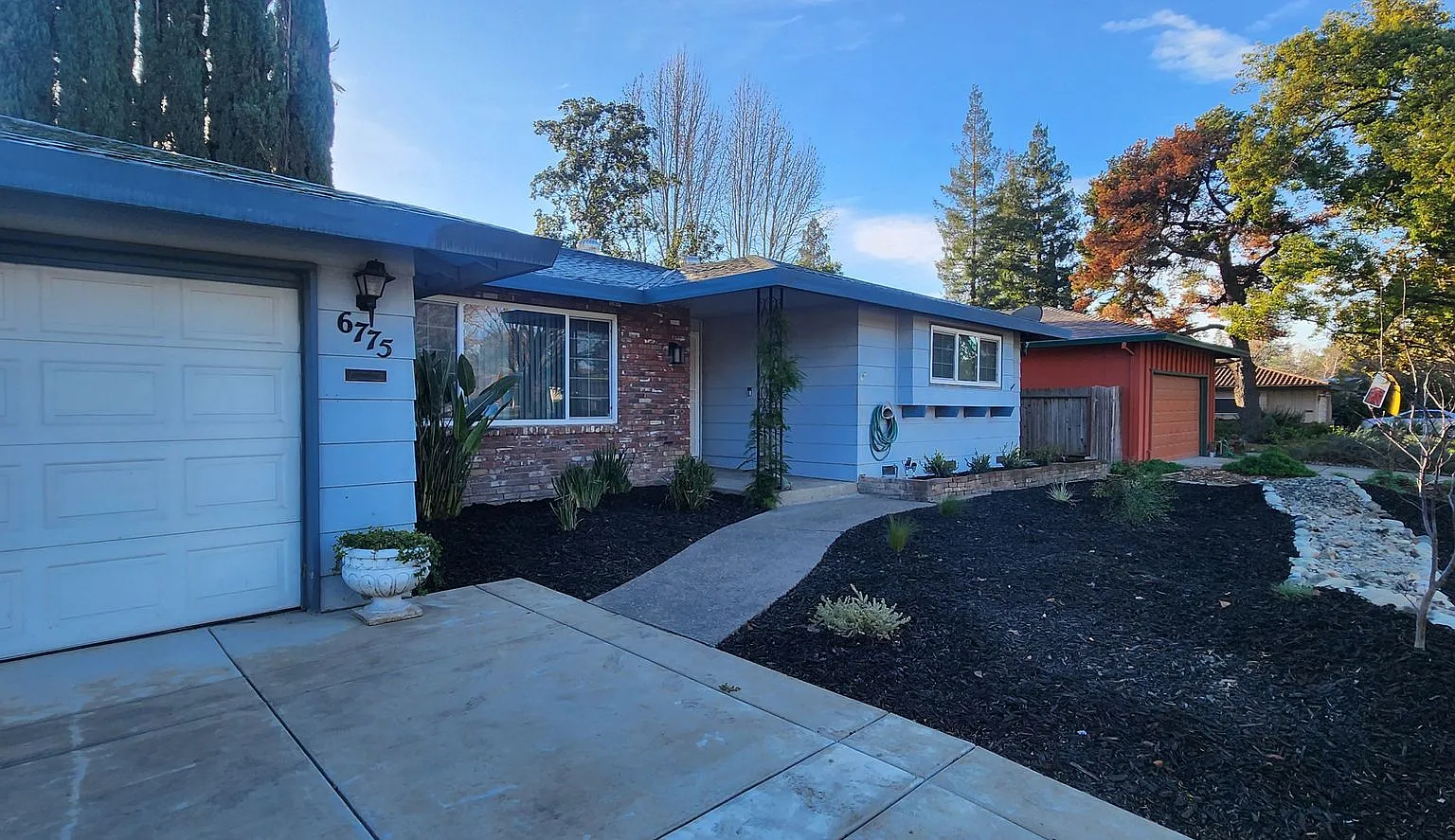 Beautiful 3 Bedroom 2 Bathroom Home in Greenhaven — Photo 2