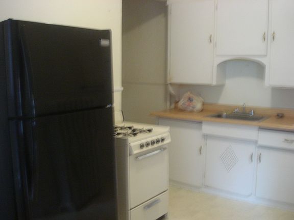 2nd image of 20 Grove Ave APT 1