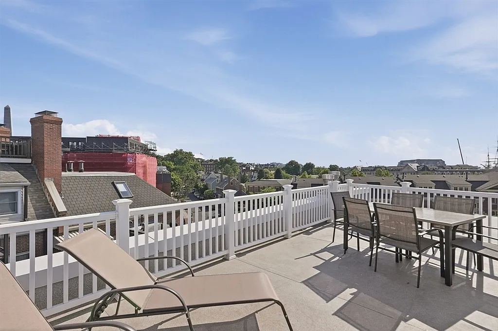 1 bed, 1.0 bath, 726 sqft, $3,700 — Photo 2