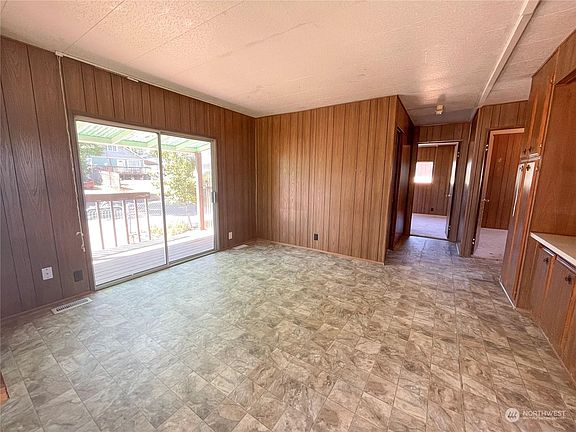 4th image of 646 Ellinor Ave