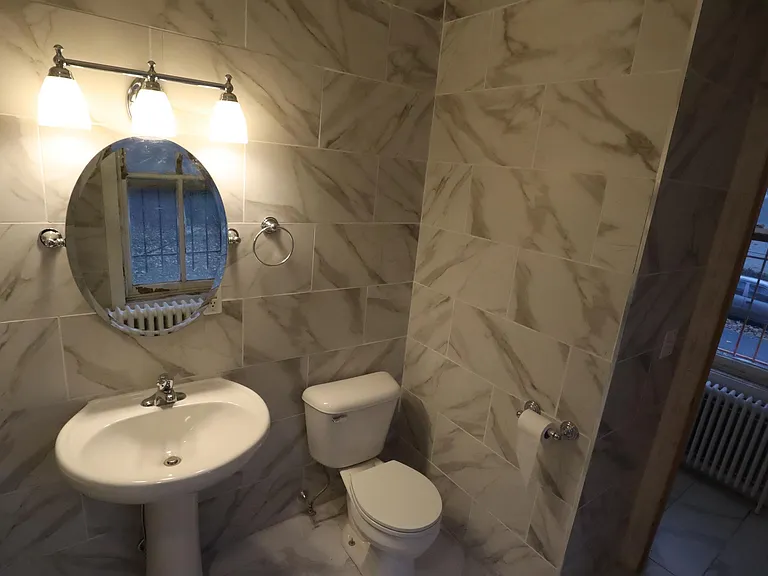 110 S 42nd St #1R — Photo 10