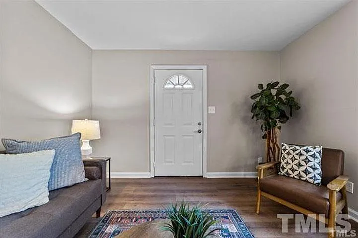 3 bed, 1.0 bath, 1040 sqft, $1,895 — Photo 4