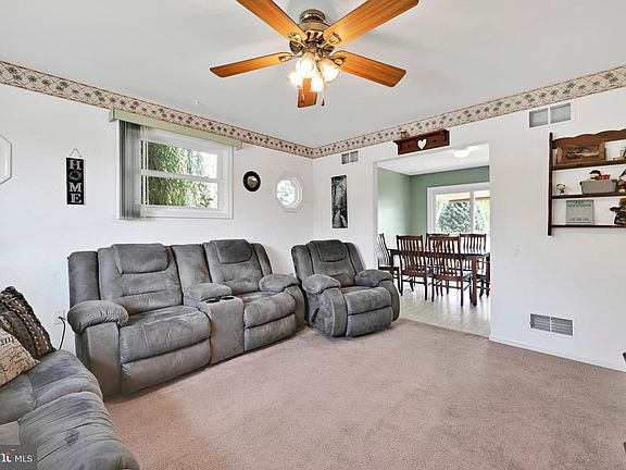 5th image of 4 Edgemont Ln