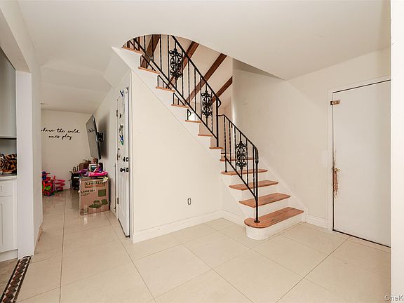 3rd image of 122 Clinton Avenue