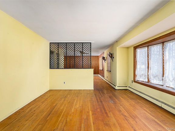 3rd image of 52 Woodbury Road