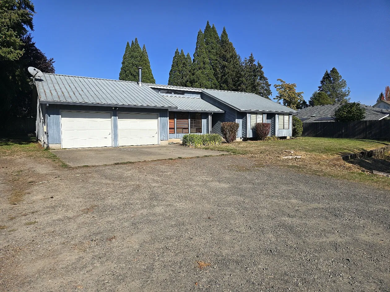3 bed, $2,400 — Photo 2