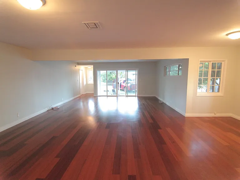 10044 Woodley Ave — Photo 10