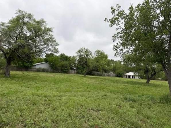 400 E WALLACE ST., Llano, TX 78643