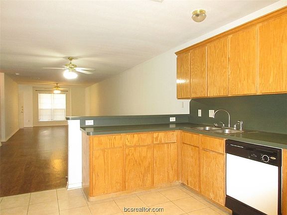 4th image of 916 Willow Pond St