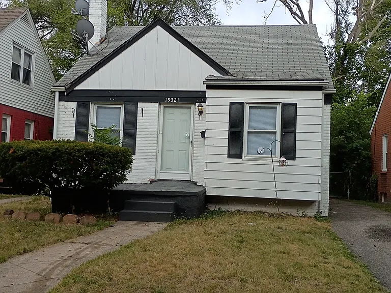 19321 Mansfield St — Photo 1