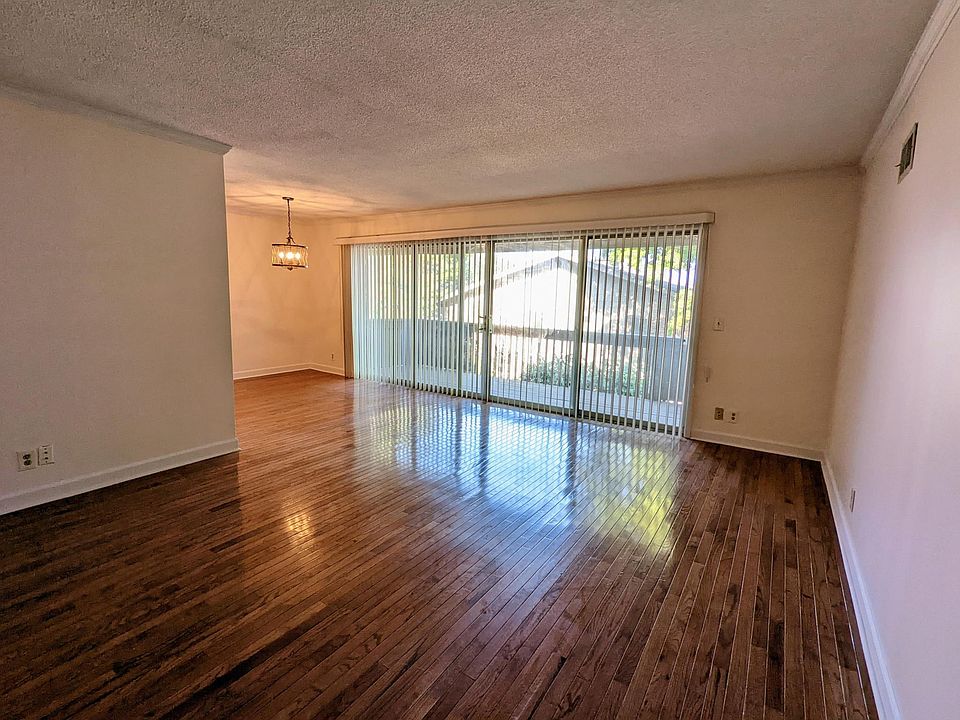 Living room. View from the front entrance
