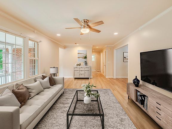 5th image of 210 Knollview Dr