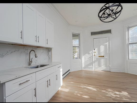 3rd image of 248 Rose Ave #1R