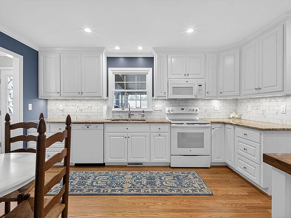 2nd image of 417 Crescent Ct