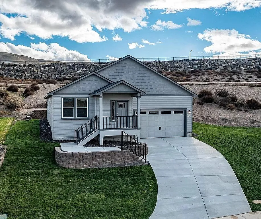 217 SW Mariposa Ct — Photo 1