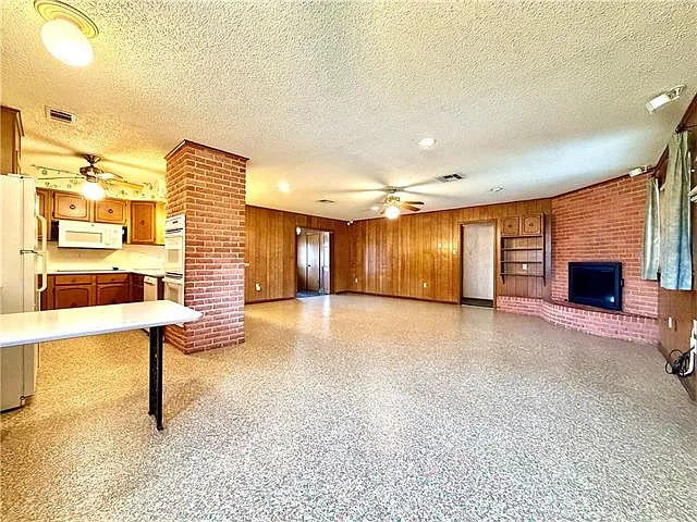 3 bed, 2.0 bath, 2000 sqft, $2,500 — Photo 3