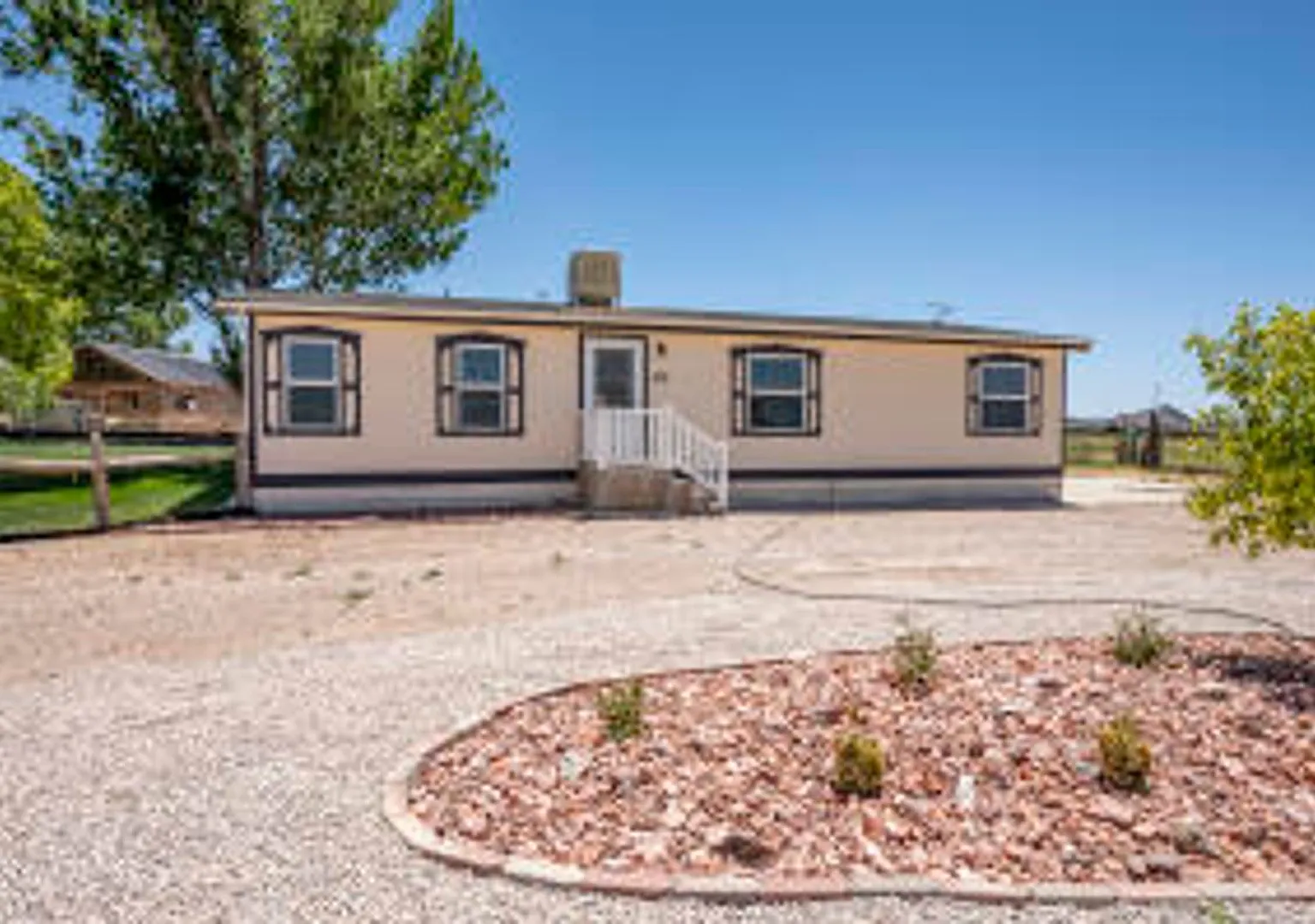 Single Family Home on 1 Acre of Land — Photo 1