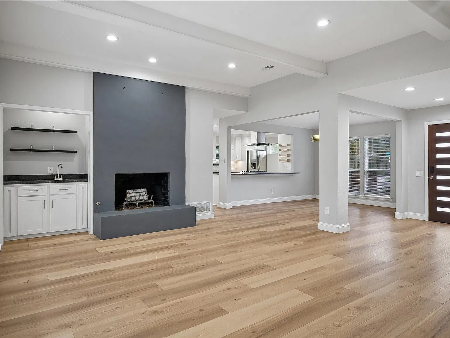 3 bed, 2.5 bath, 2190 sqft, $4,000 — Photo 3
