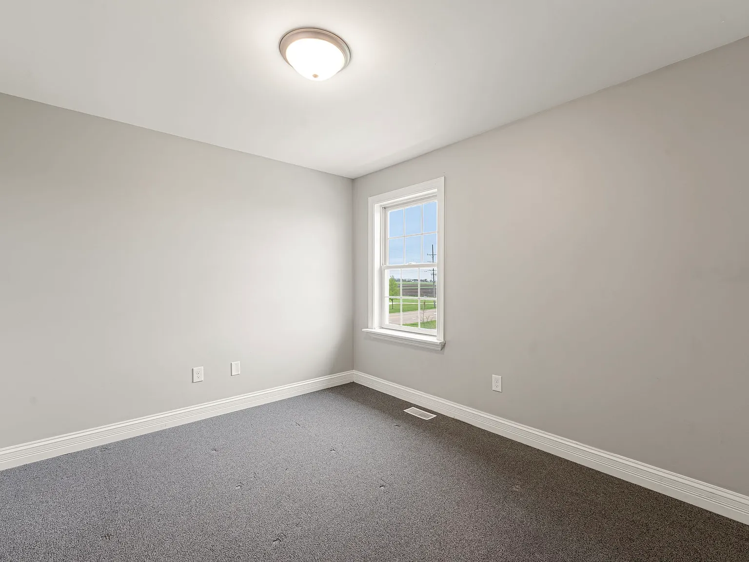 412 N Grainger Ln — Photo 2