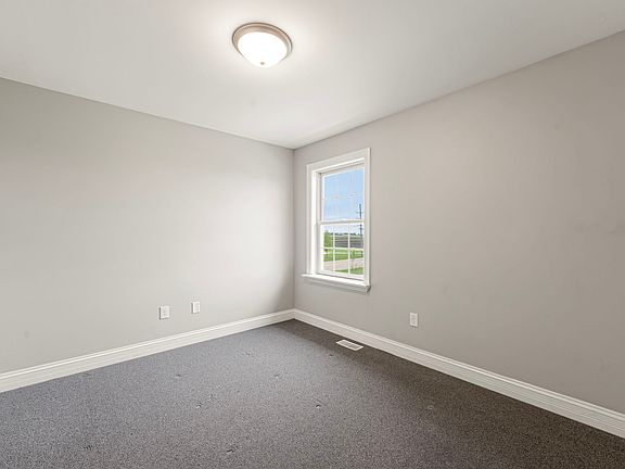 2nd image of 412 N Grainger Ln