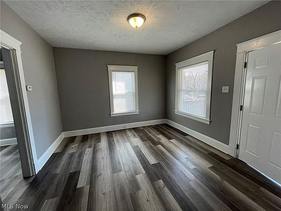 4th image of 2031 Robin St