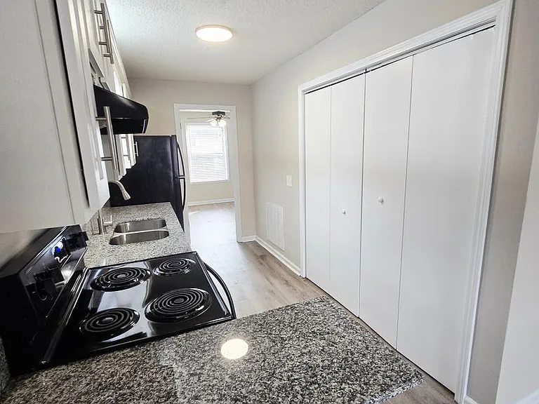 Country Shores Apartments — Photo 24