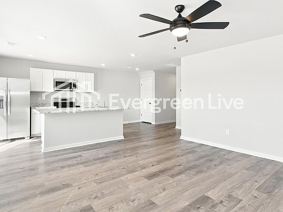 3rd image of 101 River Rock St