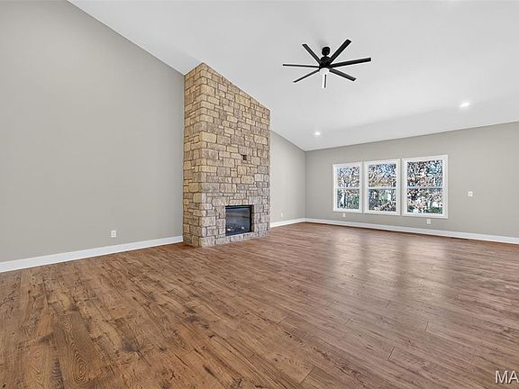 4th image of 31634 Dogwood Ln