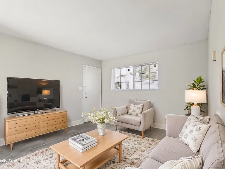 Mitchell s Park Apartments — Photo 13