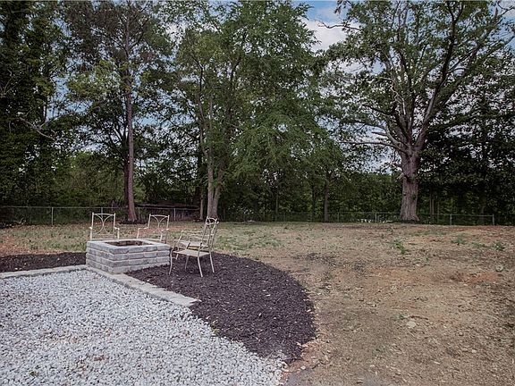 5th image of 201 Oak Ln