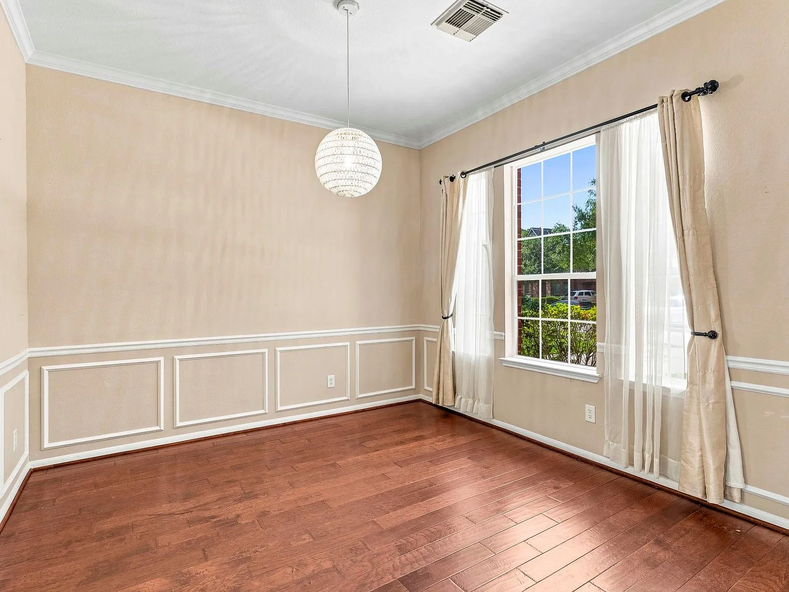 4 bed, 2.0 bath, 2442 sqft, $2,800 — Photo 4