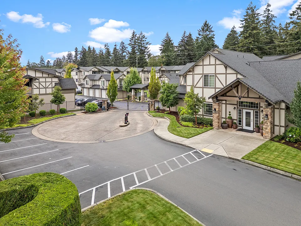 Tudor Village at the Mall Apartments