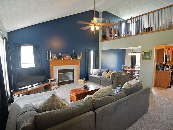 3rd image of 565 Allis Pl E