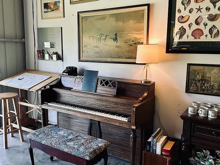 Large studio (1500 sqft)