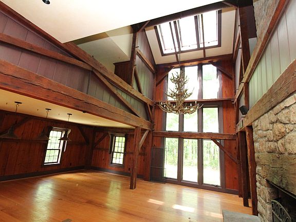 LIVING ROOM AREA