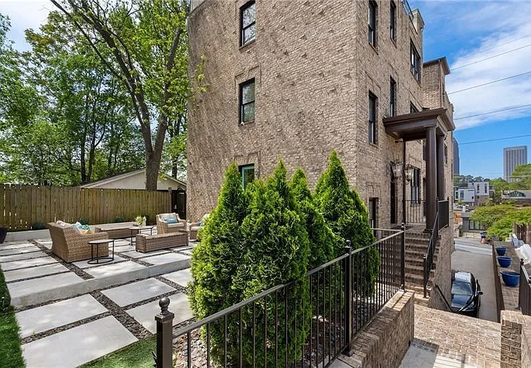 631 Boulevard NE — Photo 5