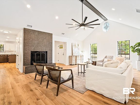 2nd image of 9853 Lakeview Rd