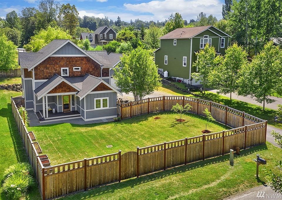  Darling three bedroom home in the fantastic Fort Ward community.