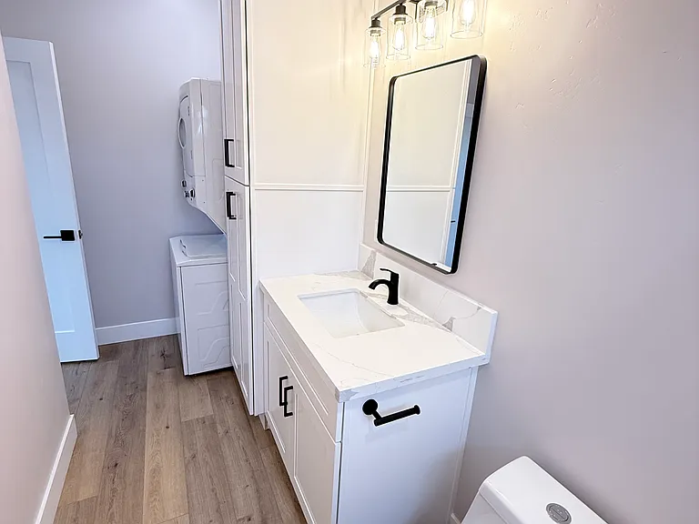 In-unit washer/dryer.
