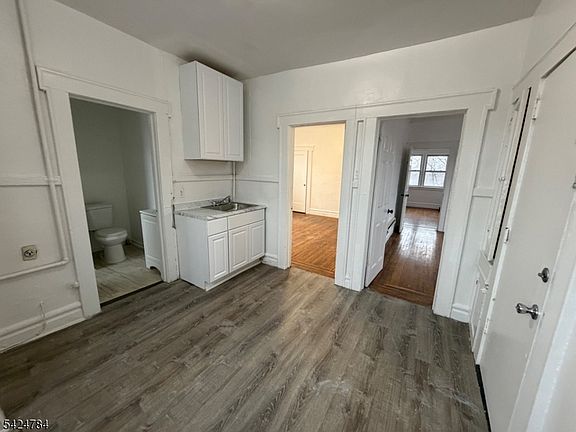 5th image of 205 Chancellor Ave #3