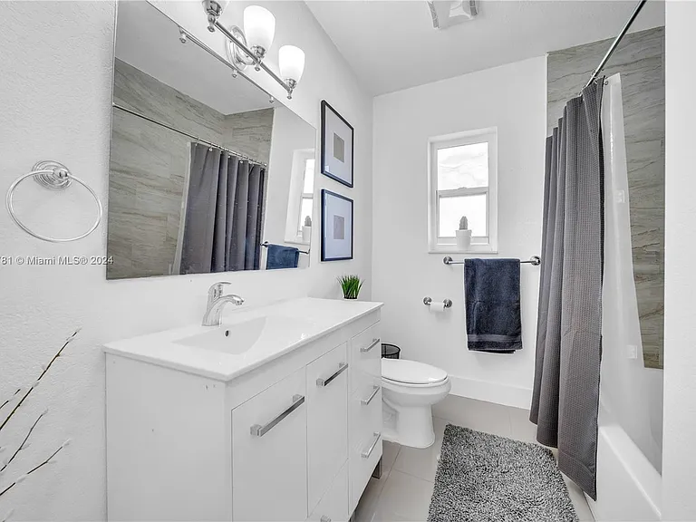 555 NE 127th St — Photo 17