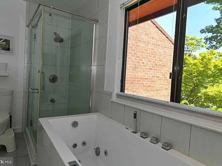 11635 Hunters Green Ct — Photo 24