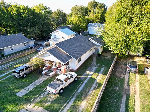 2nd image of 824 E 7th St